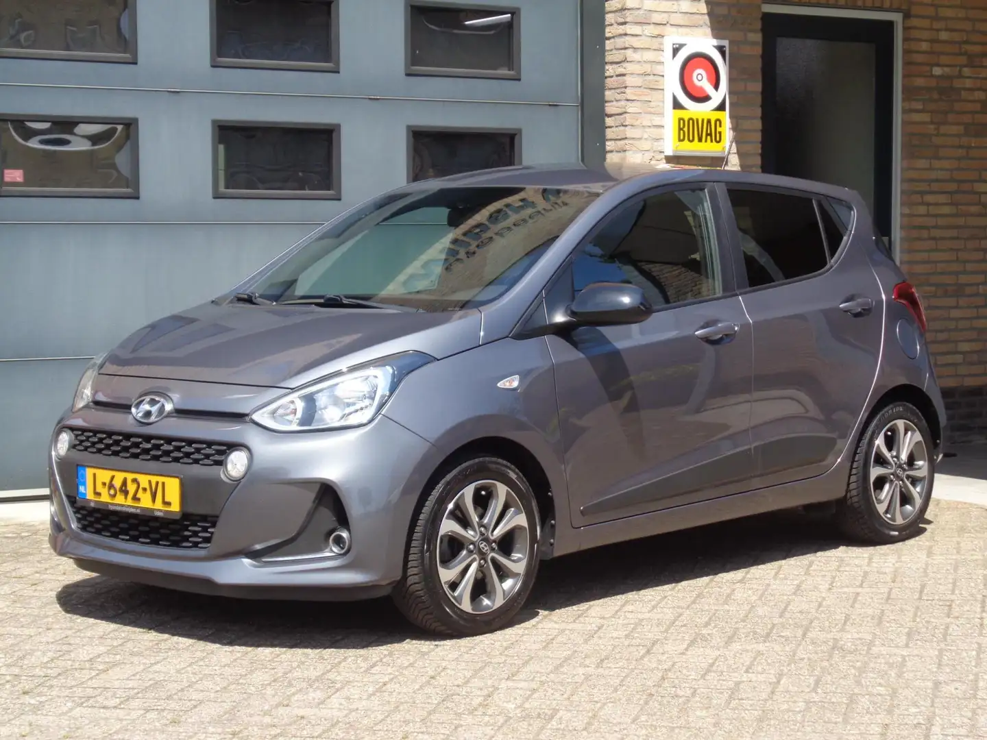 Hyundai i10 1.2i Comfort 5p. | Navi | Airco | Carplay | Stoelv Grijs - 2
