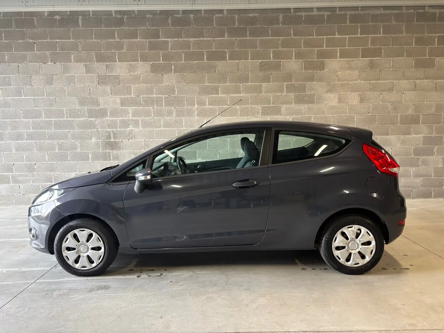 Ford Fiesta Fiesta 1.25i Trend Gris - 2