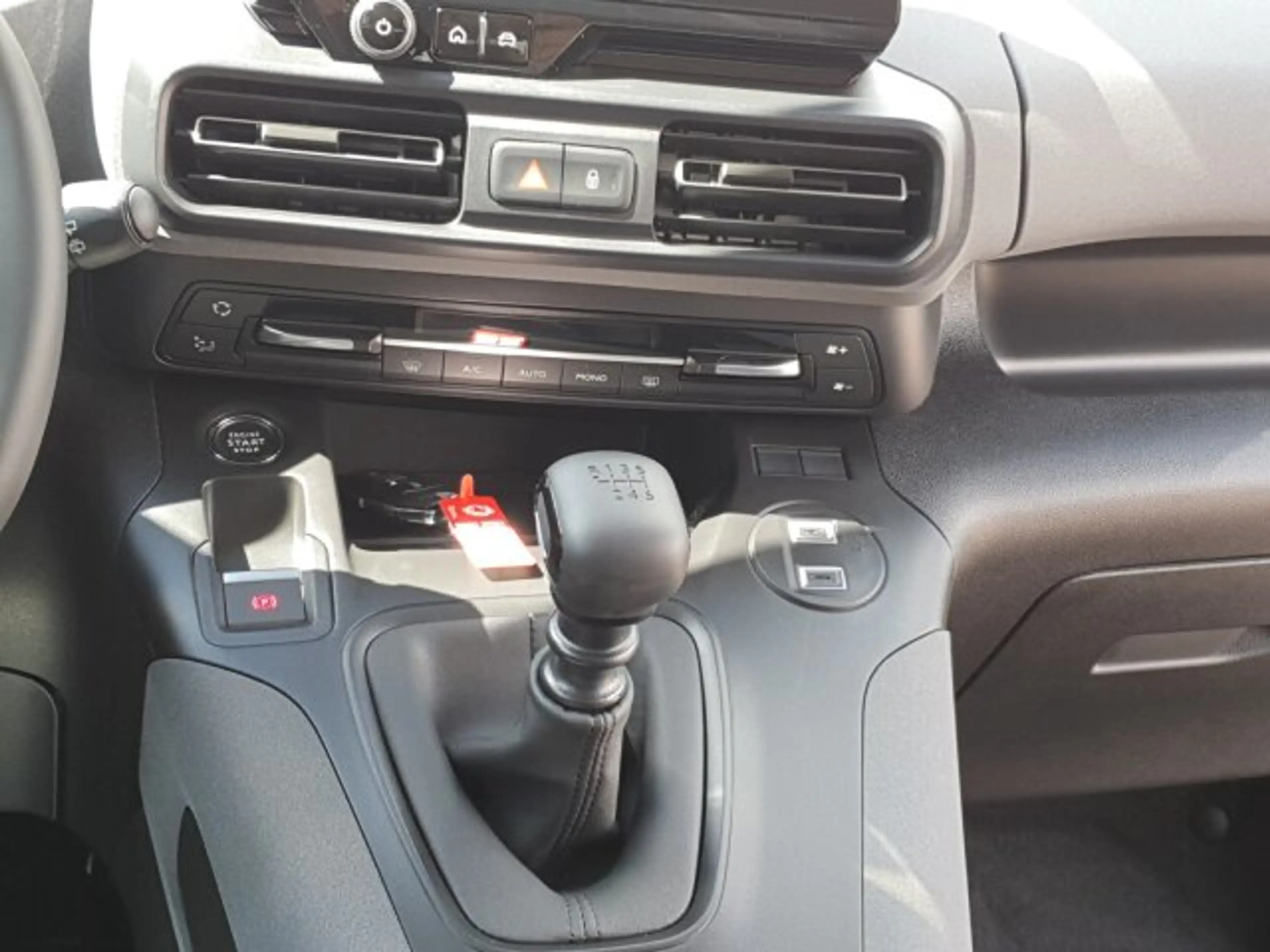 Peugeot Rifter Rifter Allure 100 +180°Kamera+Keyless+FSH+SHZ+ — photo 13