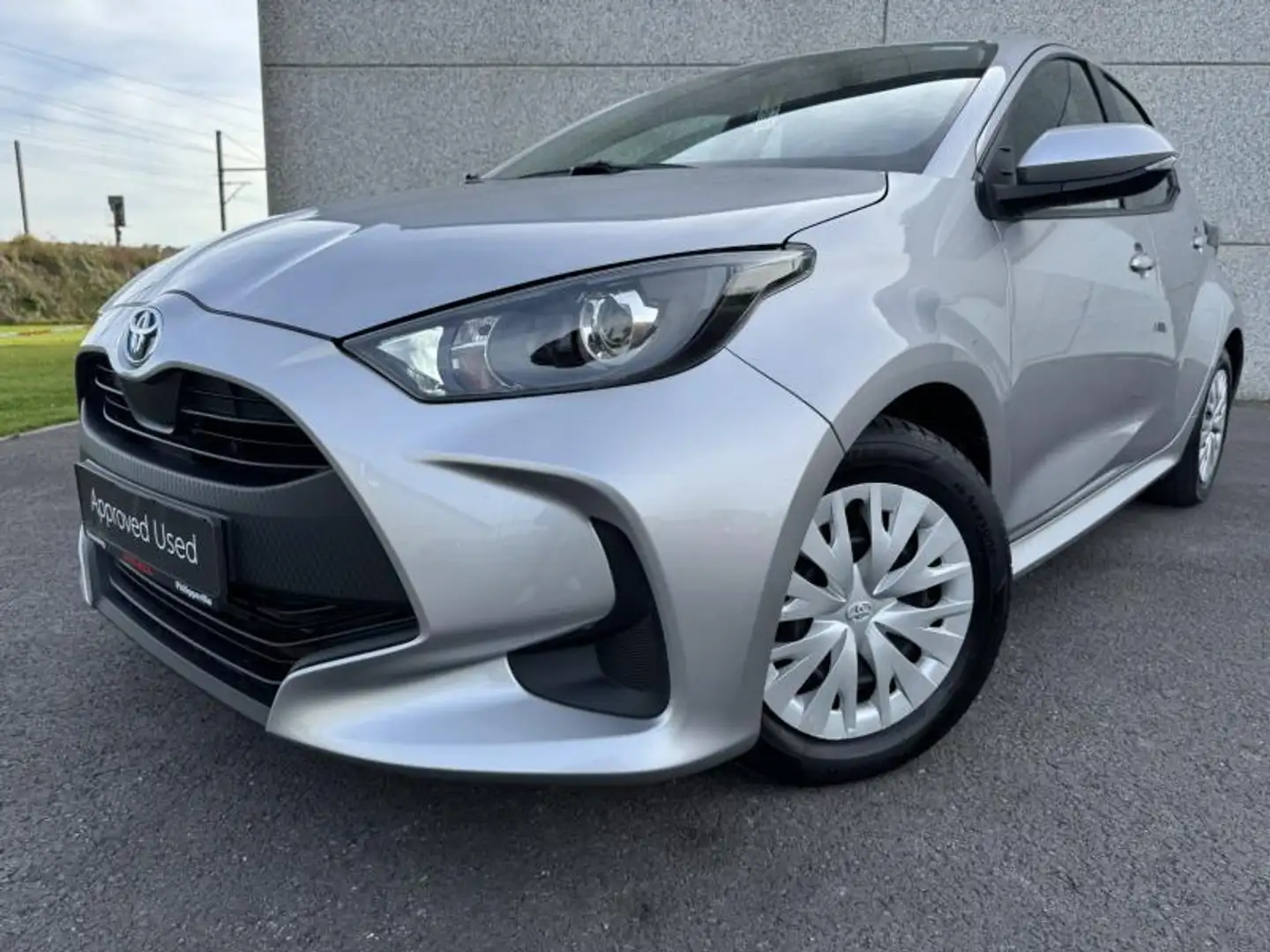 Toyota Yaris 1.5 Hybrid e-CVT Dynamic Plateado - 2