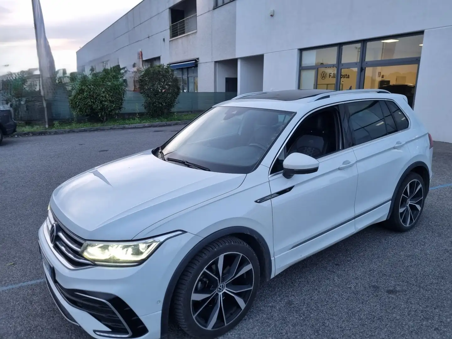 Volkswagen Tiguan 2.0 TDI  R-Line 150cv DSG Bianco - 1