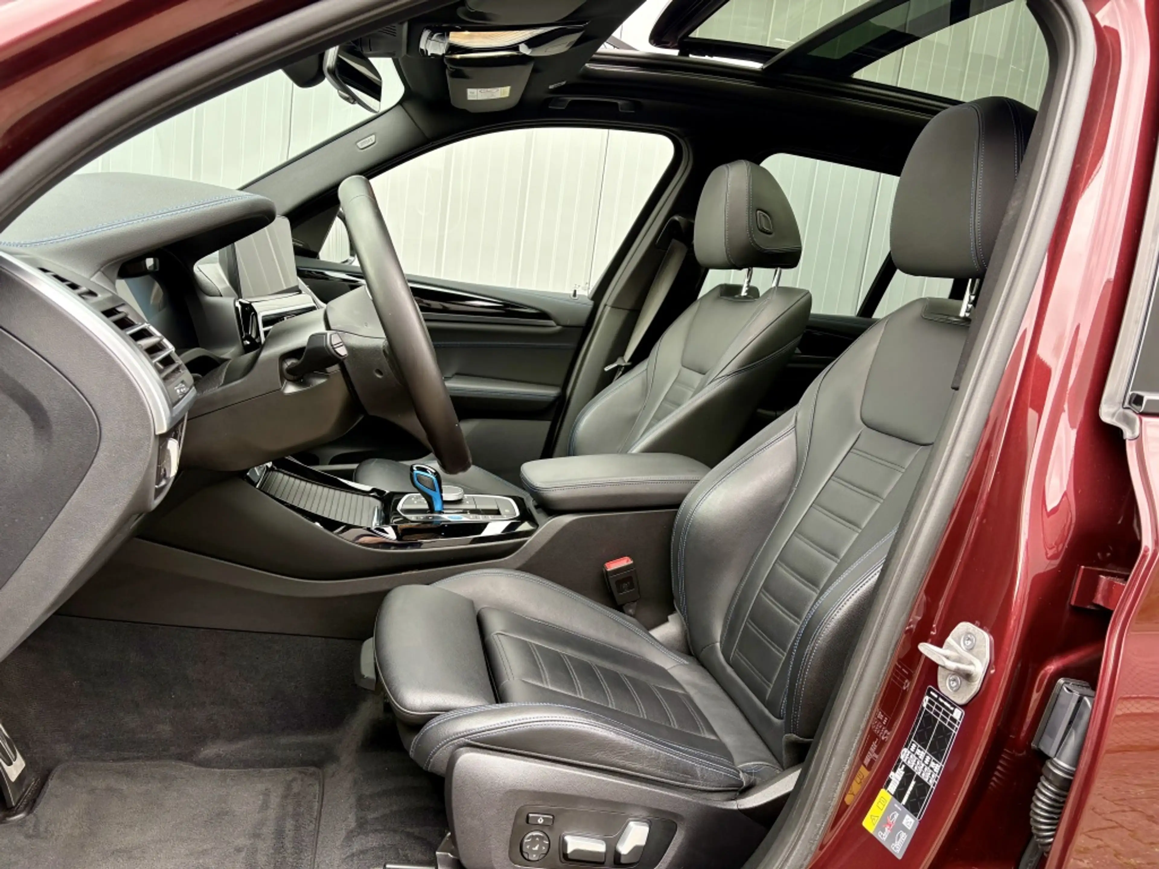 BMW iX3 HIGH EXECUTIVE M-SPORT 80 kWh / PANODAK / SOH100%! — photo 11