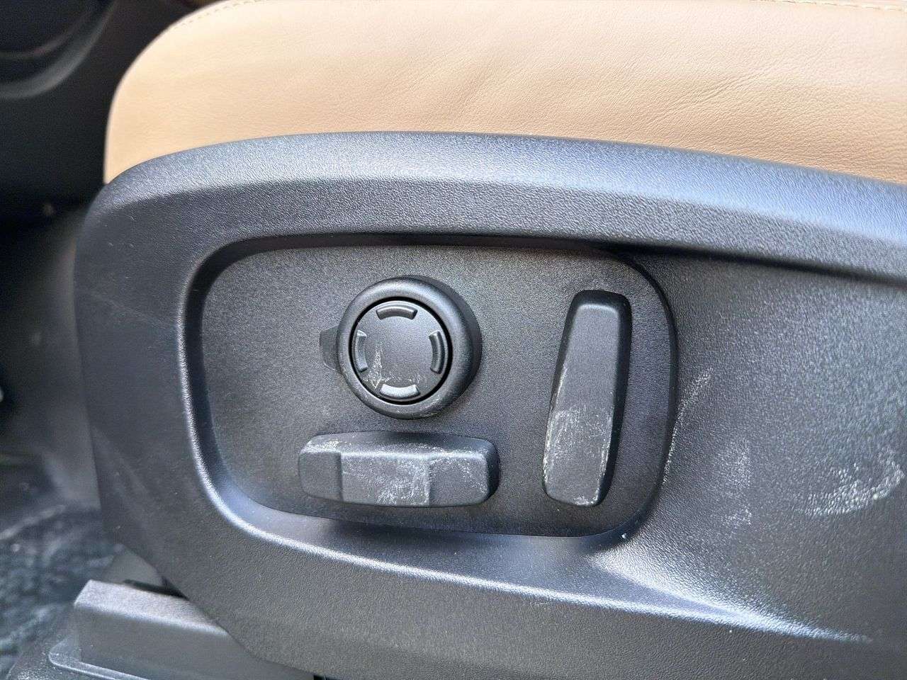2026 Land Rover Defender 110 P300 S thumb 9