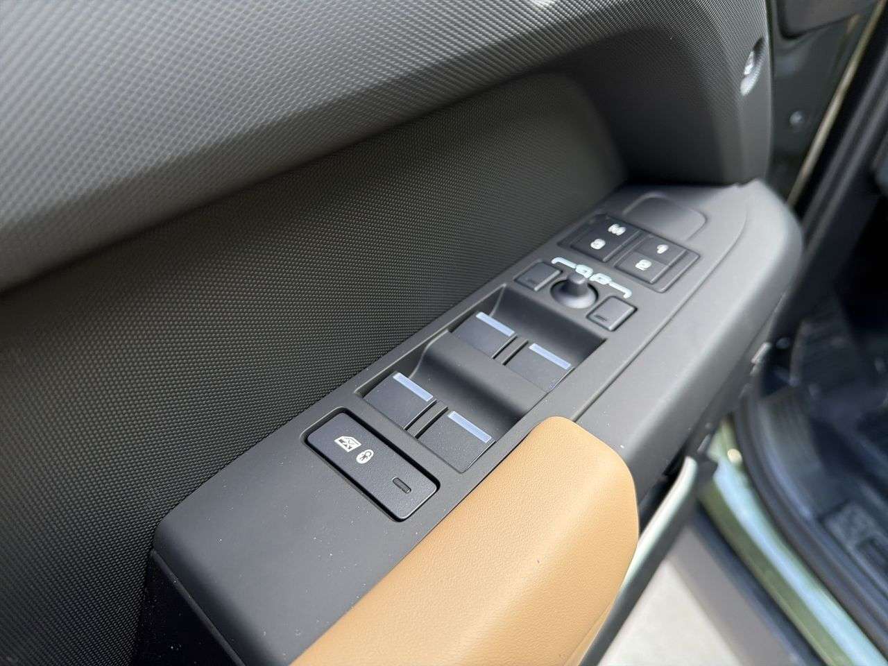 2026 Land Rover Defender 110 P300 S thumb 10
