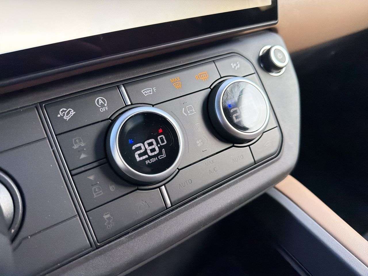 2026 Land Rover Defender 110 P300 S thumb 16