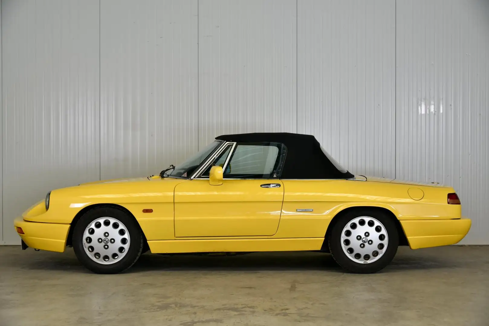Alfa Romeo Spider 2.0 Yellow - 2