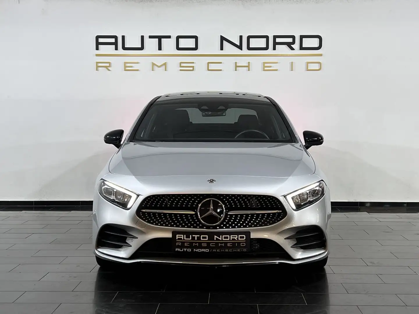 Mercedes-Benz A 220 Limousine AMG Line *Pano*Kamera*LED*AHK* Ezüst - 2