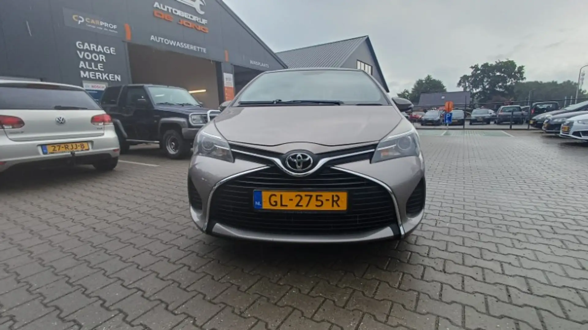 Toyota Yaris 1.0 12v VVT-i 69pk 5D Aspiration Bruin - 2