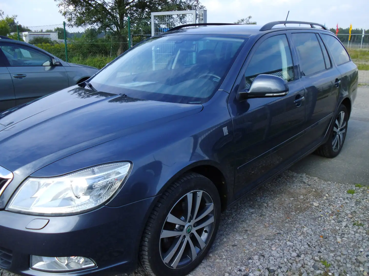 Skoda Octavia Combi 2.0 TDI DPF FAMILY/1.Hand/EURO 5/Xenon/AHK.. Grau - 2