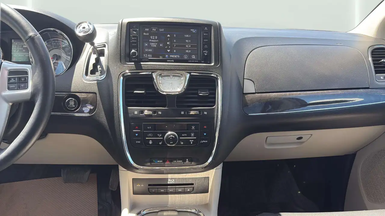 Chrysler Town & Country снимка Chrysler Town & Country