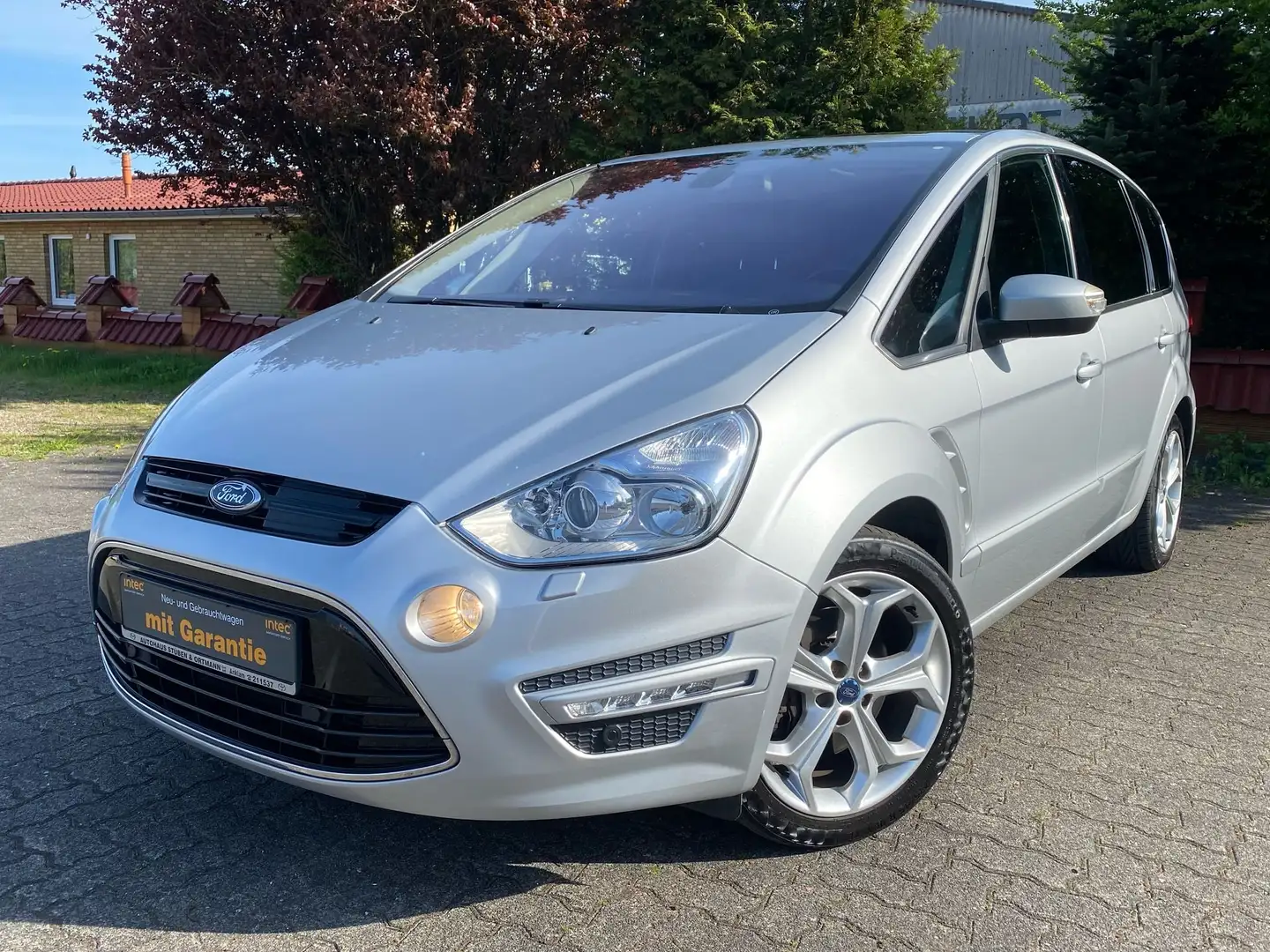 Ford S-Max Titanium*NAVI*7-SITZER*TEMPO*ISOFIX*AHK*SHZ*PANO* Grau - 1