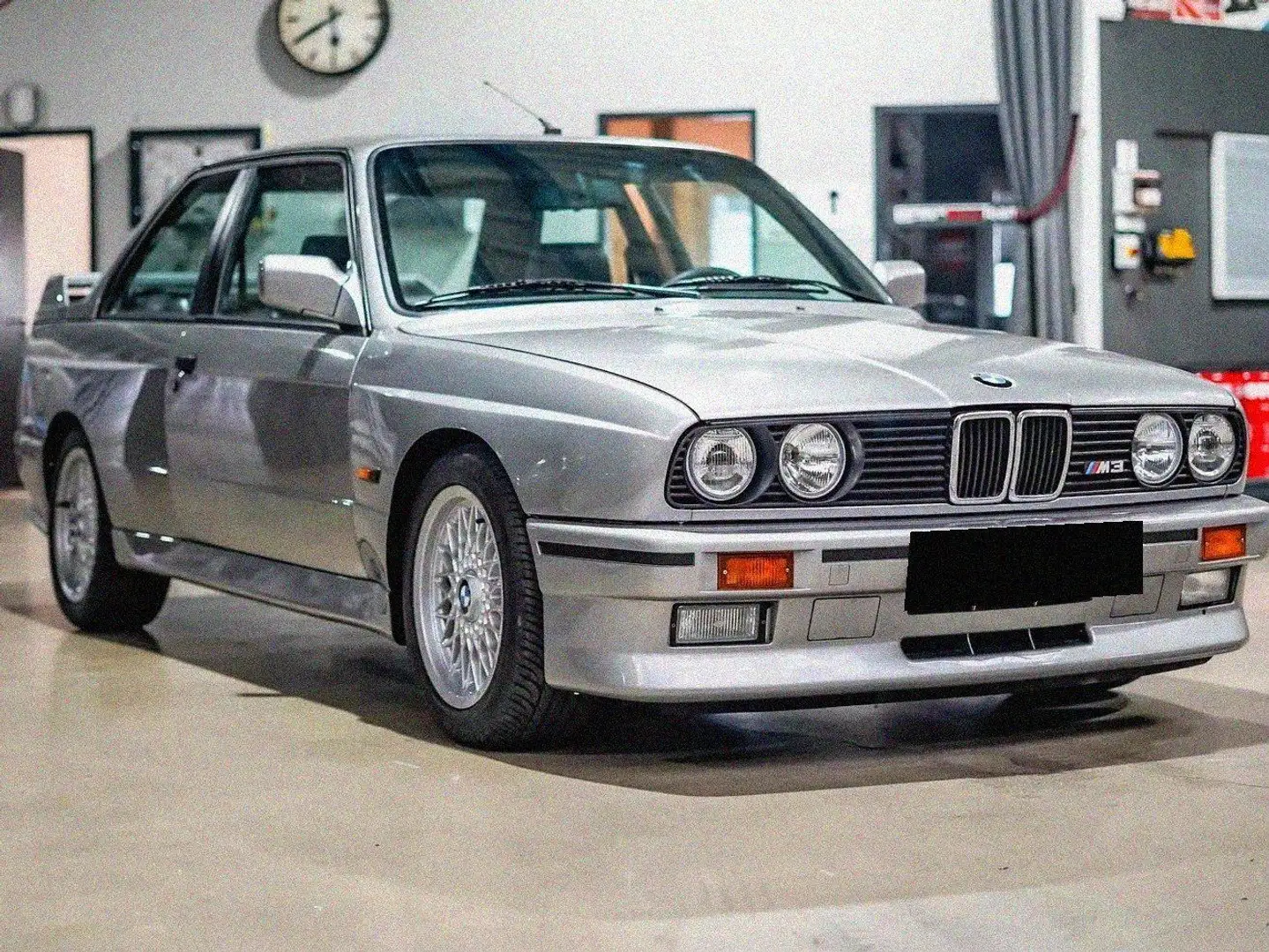 BMW M3 E30 M3 Серебристый - 1