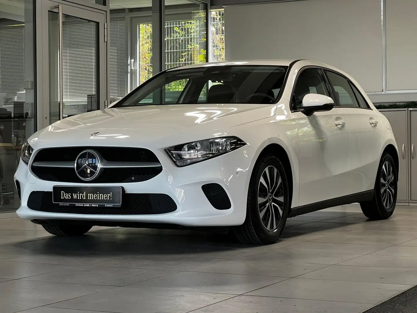 Mercedes-Benz A 180 NAVI PDC KAM+SHZ+APPLECARPLAY&ANDROIDAUTO+ Weiß - 1