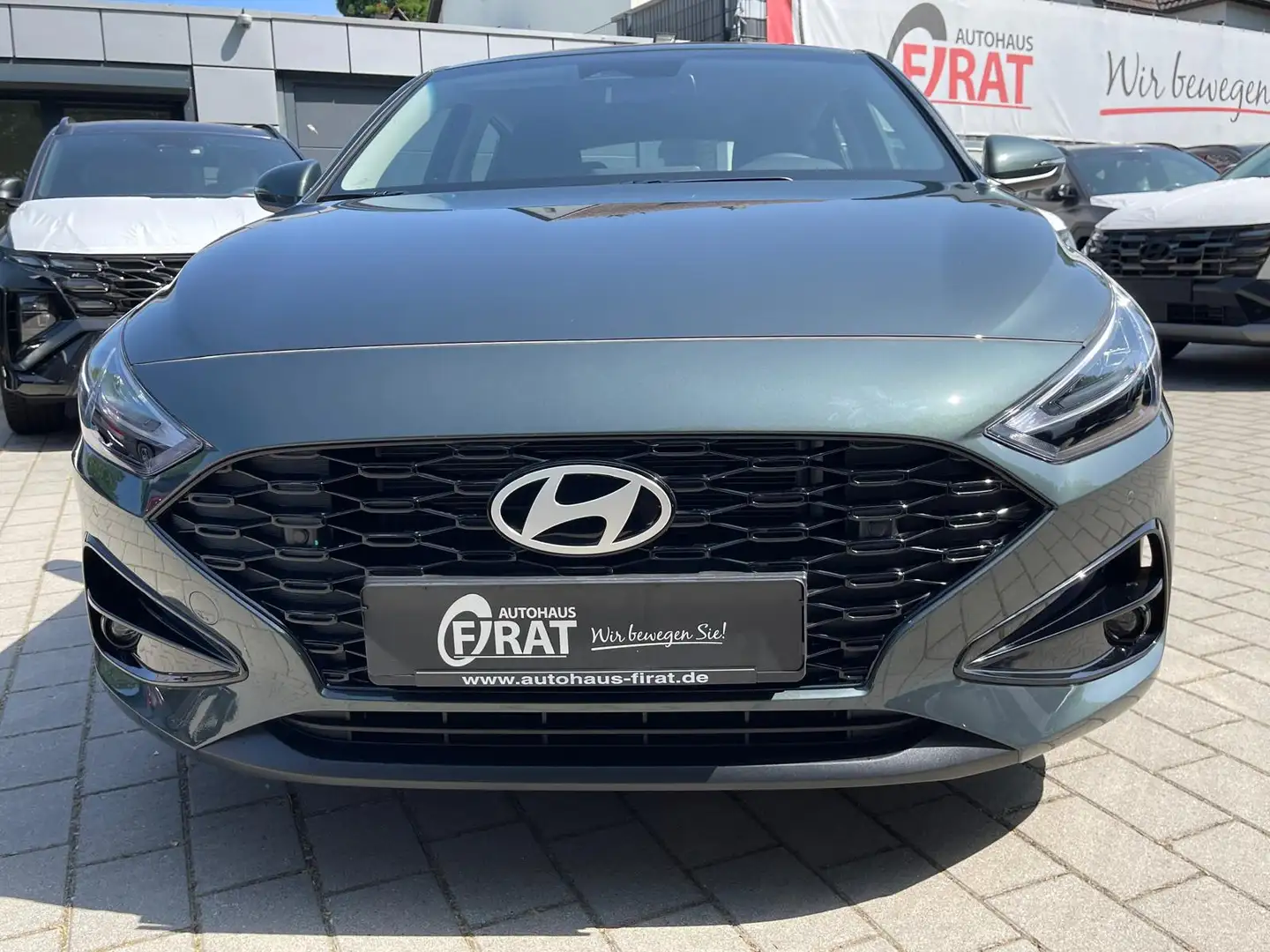 Hyundai i30 1,5 T-GDi FastBack PDC/R-Kamera/Navi/Digital Tacho Grün - 2