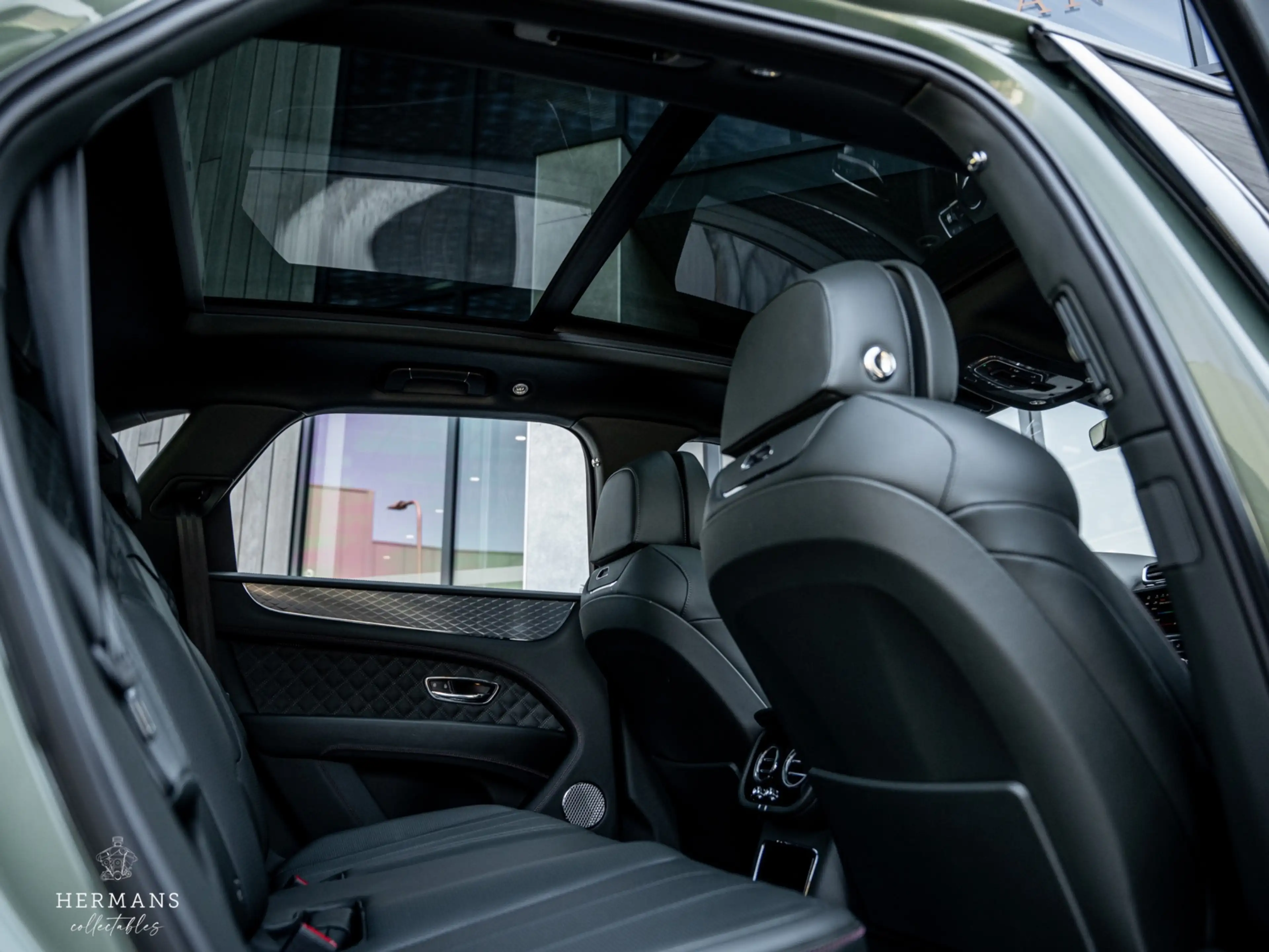 Bentley Bentayga 3.0 V6 Hybrid / Org. NL / Carbon / NAIM / Massage — photo 25