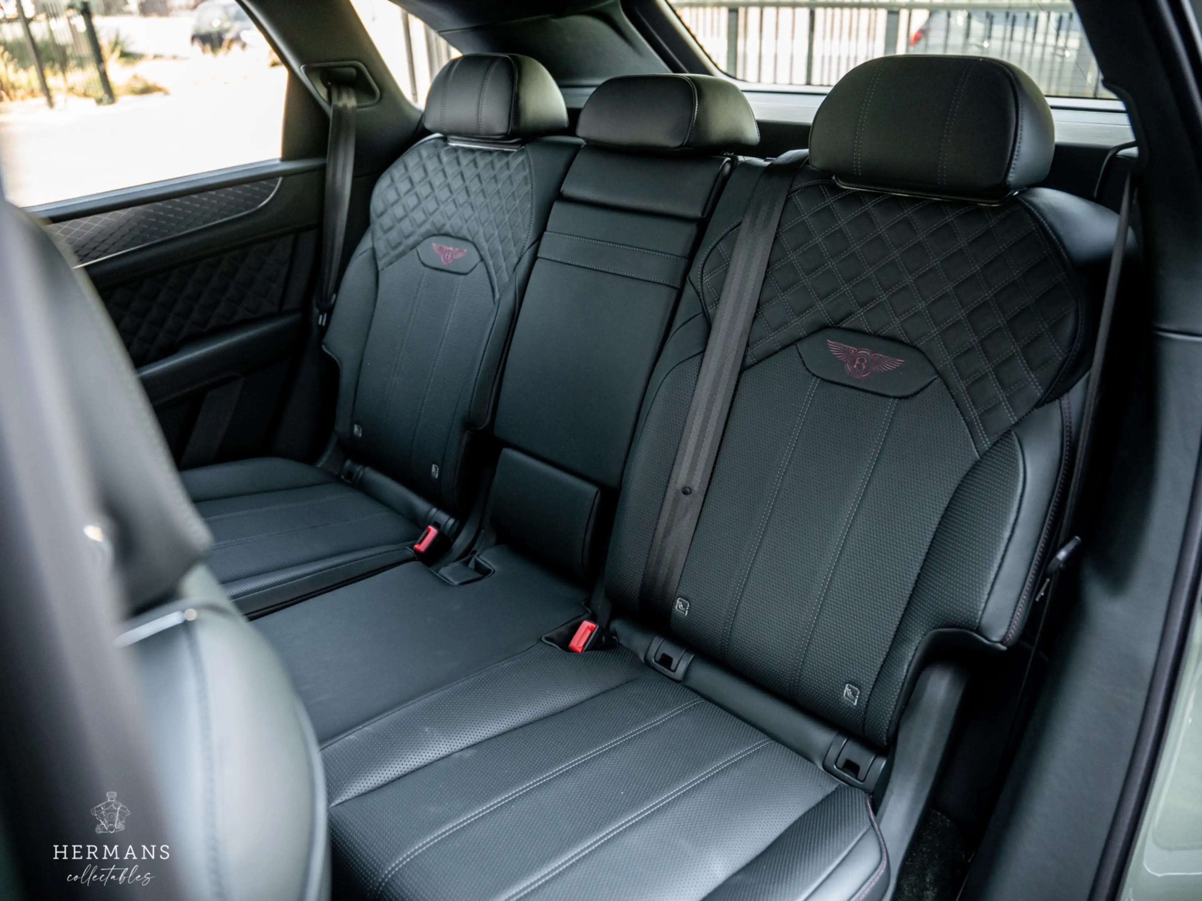 Bentley Bentayga 3.0 V6 Hybrid / Org. NL / Carbon / NAIM / Massage — photo 33