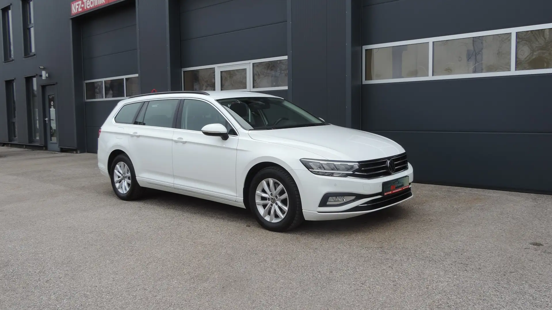 Volkswagen Passat Variant Business 2,0 SCR TDI / Modell 2021 / 1.Besitz / Weiß - 2