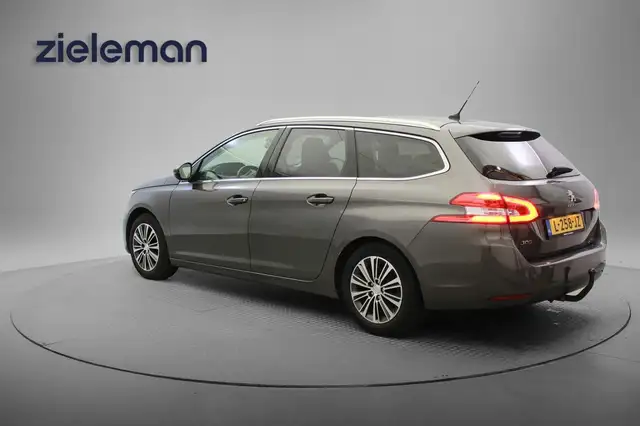 Peugeot 308 view 3