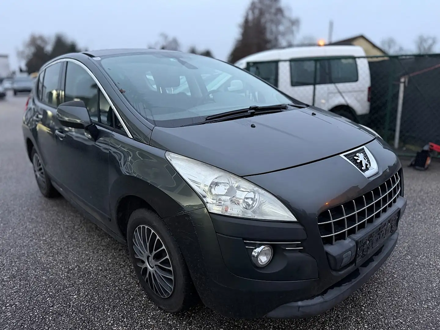 Peugeot 3008 Grau - 2