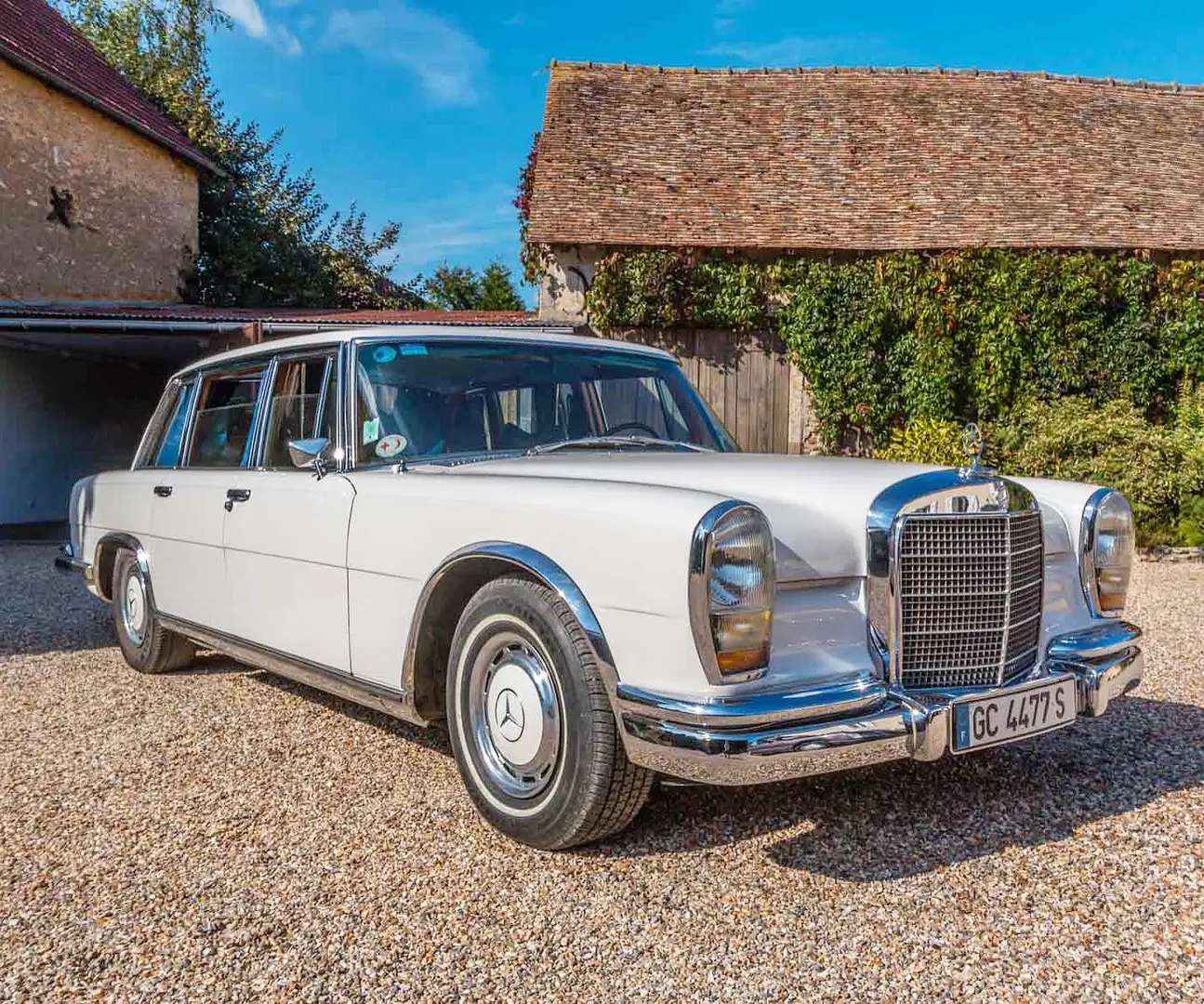 Mercedes-Benz 600 with chauffeur divider Белый - 1