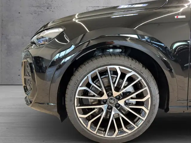 Audi Q5 view 4