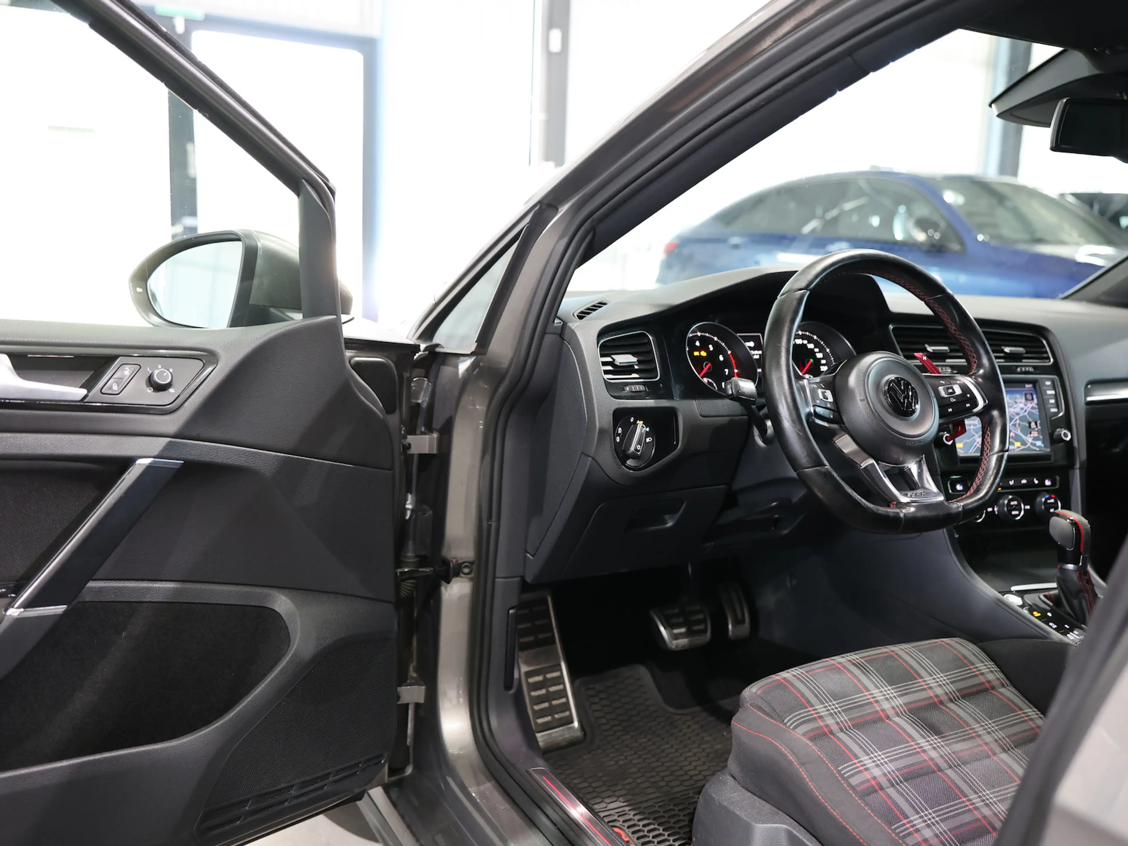 Volkswagen Golf GTI VII 2.0 TSI DSG BMT / PANORAMA / XENON — photo 13