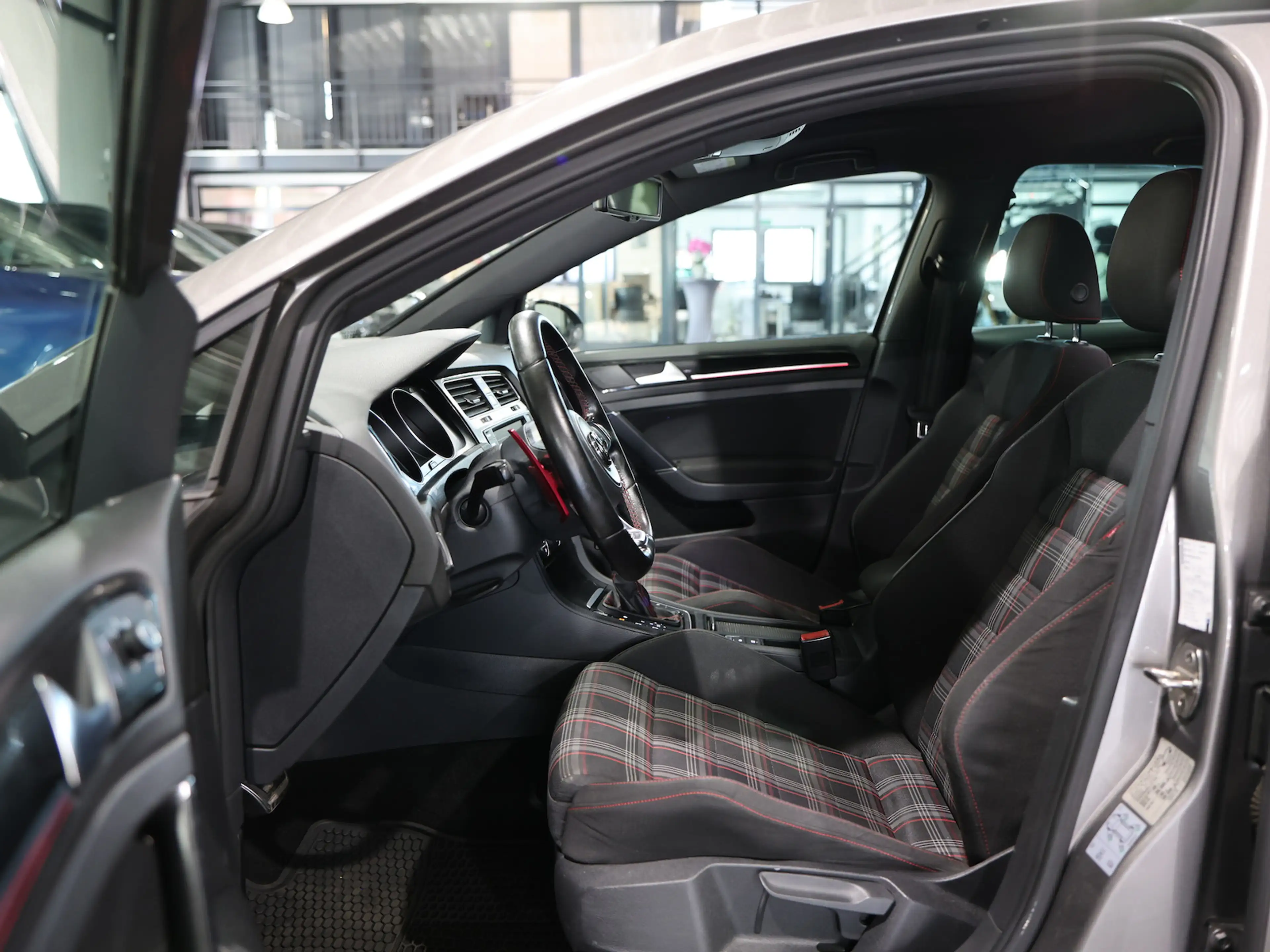 Volkswagen Golf GTI VII 2.0 TSI DSG BMT / PANORAMA / XENON — photo 14