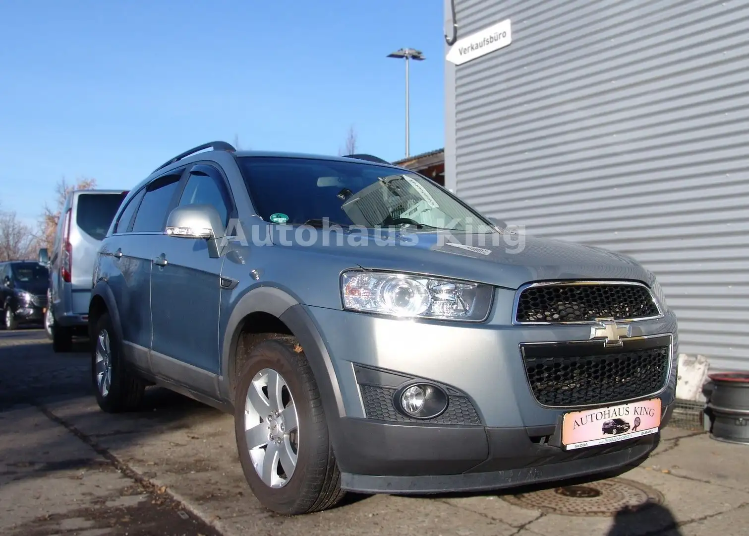 Chevrolet Captiva 2.4 LT 2WD-7Sit Gris - 2