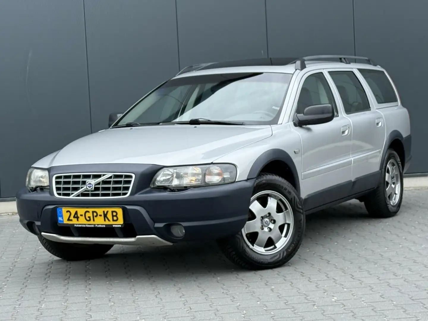 Volvo XC70 2.4 T AWD Leder - Schuifdak - Trekhaak - Complete Сірий - 1