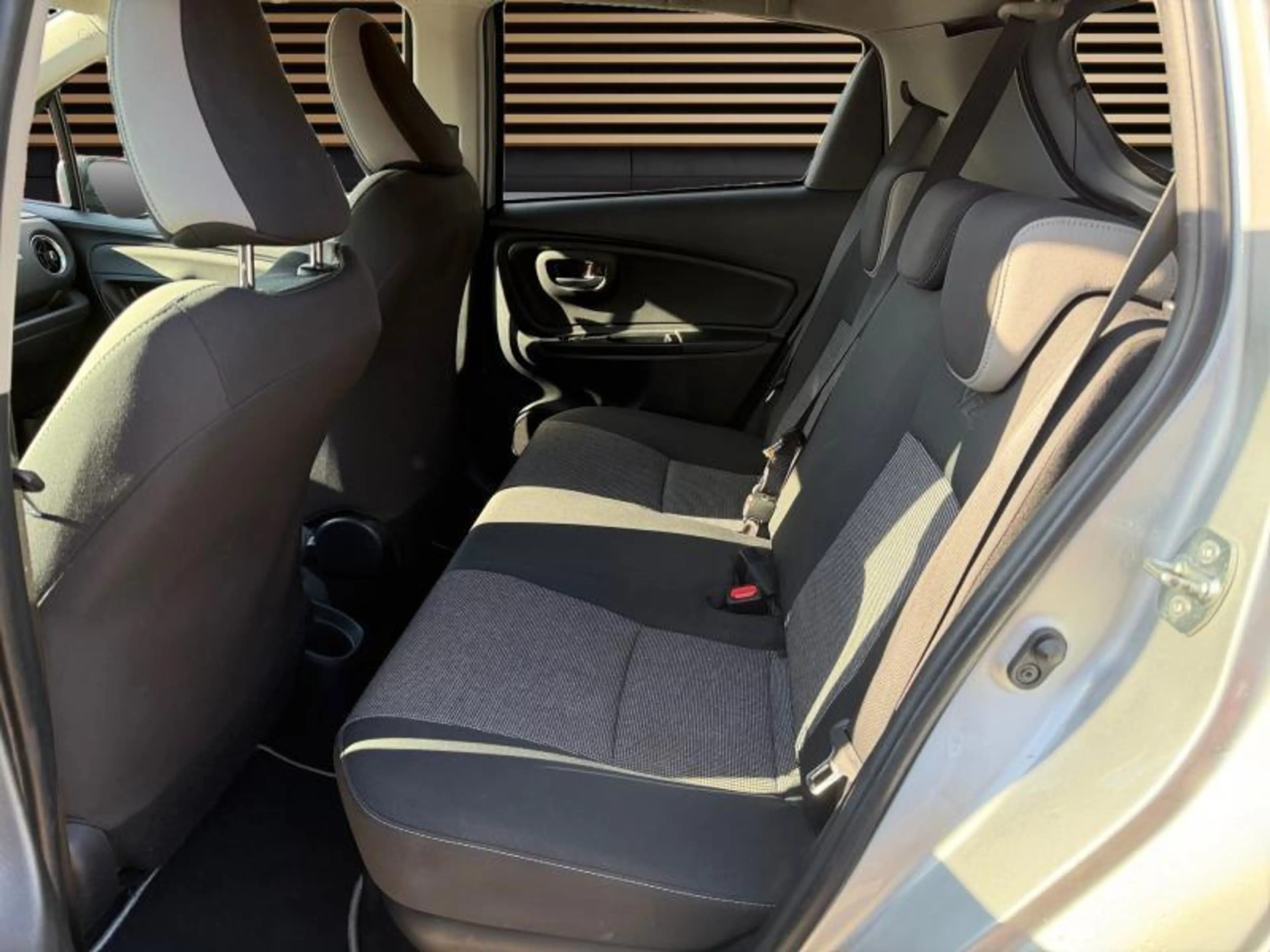 Toyota Yaris Y20 — photo 12