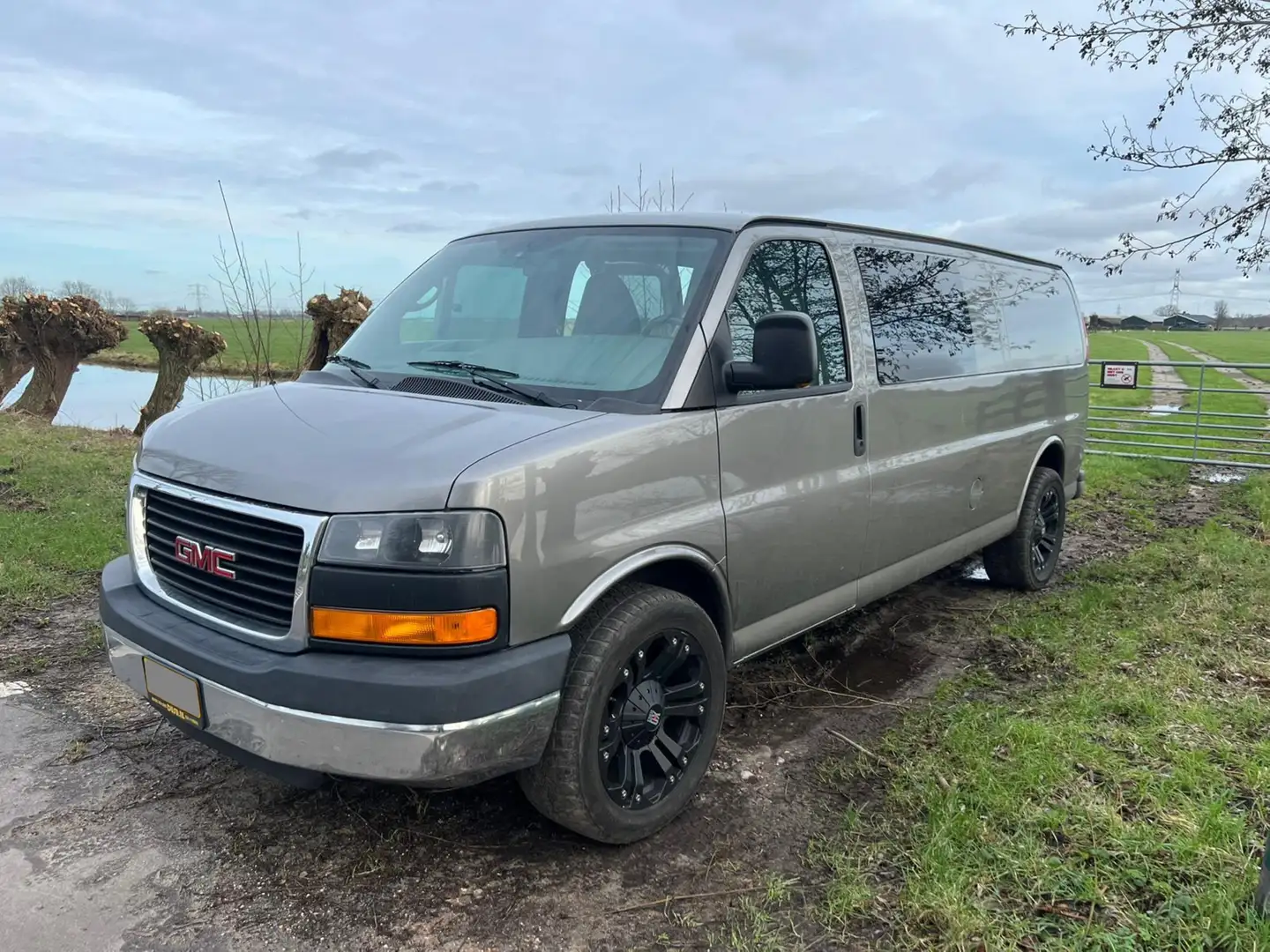 GMC Savana Gris - 1