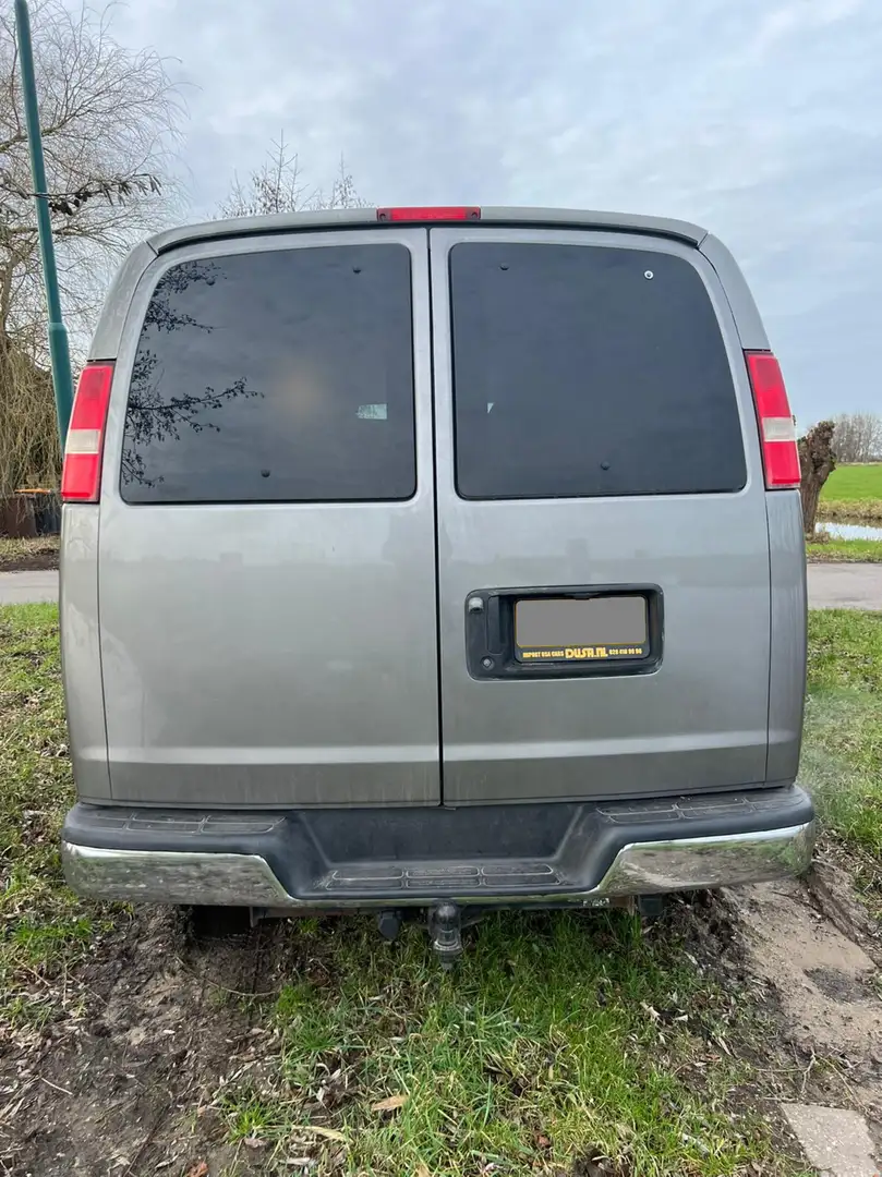 GMC Savana Gris - 2