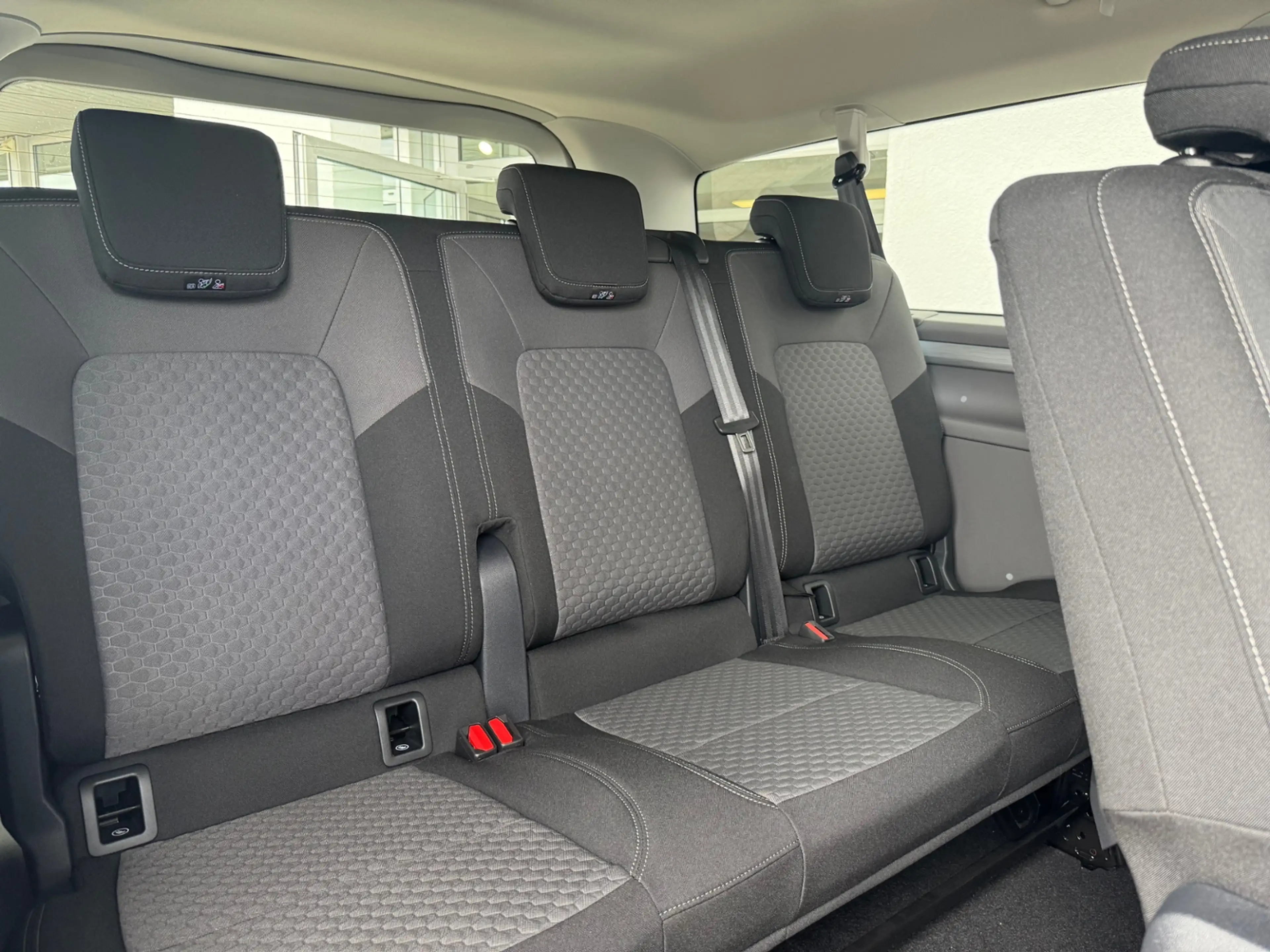 Volkswagen T7 Caravelle Caravelle Life 2,0 l TDI 110 kW LR AT LED+NAV — photo 8
