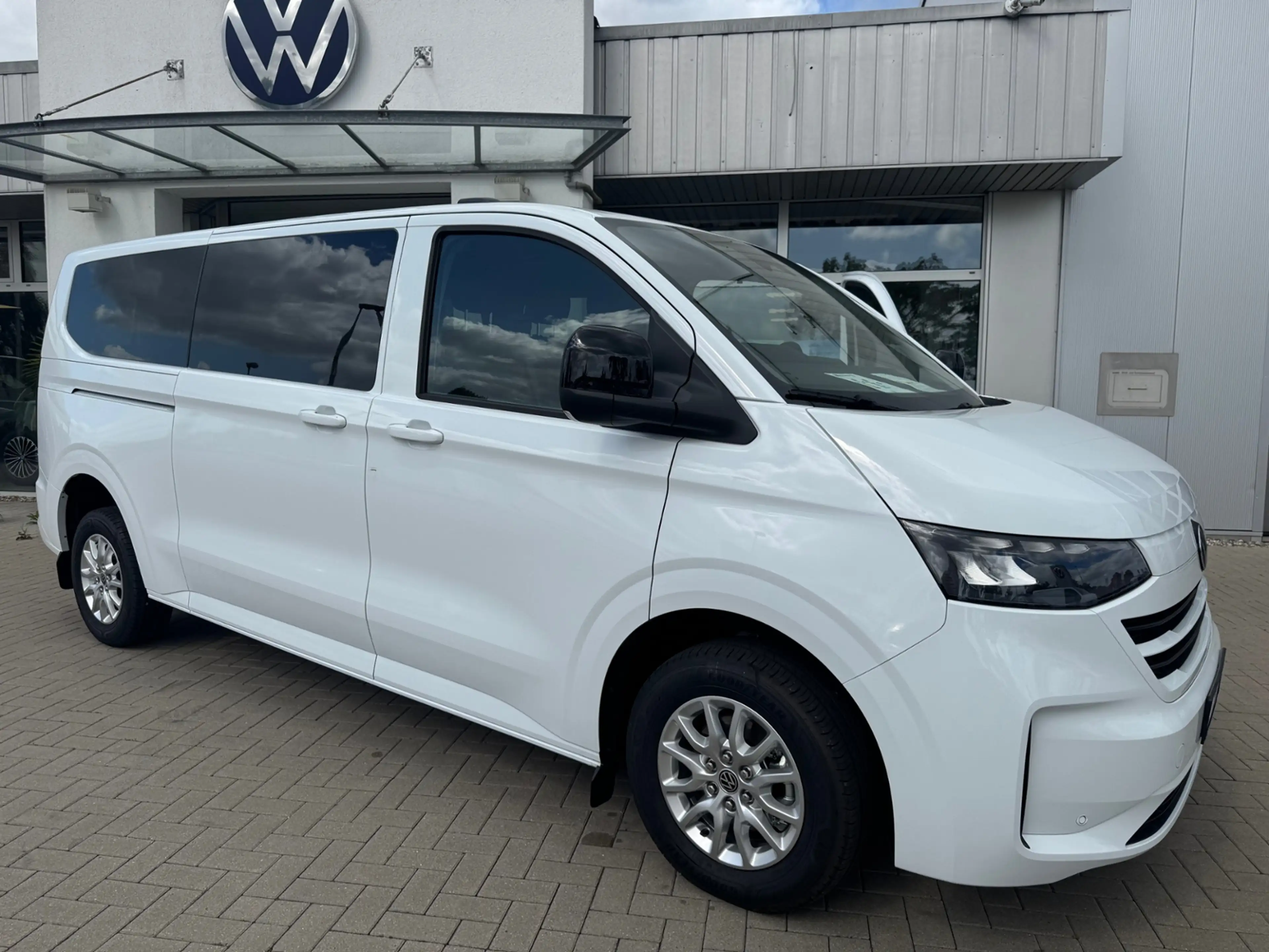 Volkswagen T7 Caravelle Caravelle Life 2,0 l TDI 110 kW LR AT LED+NAV — photo 7