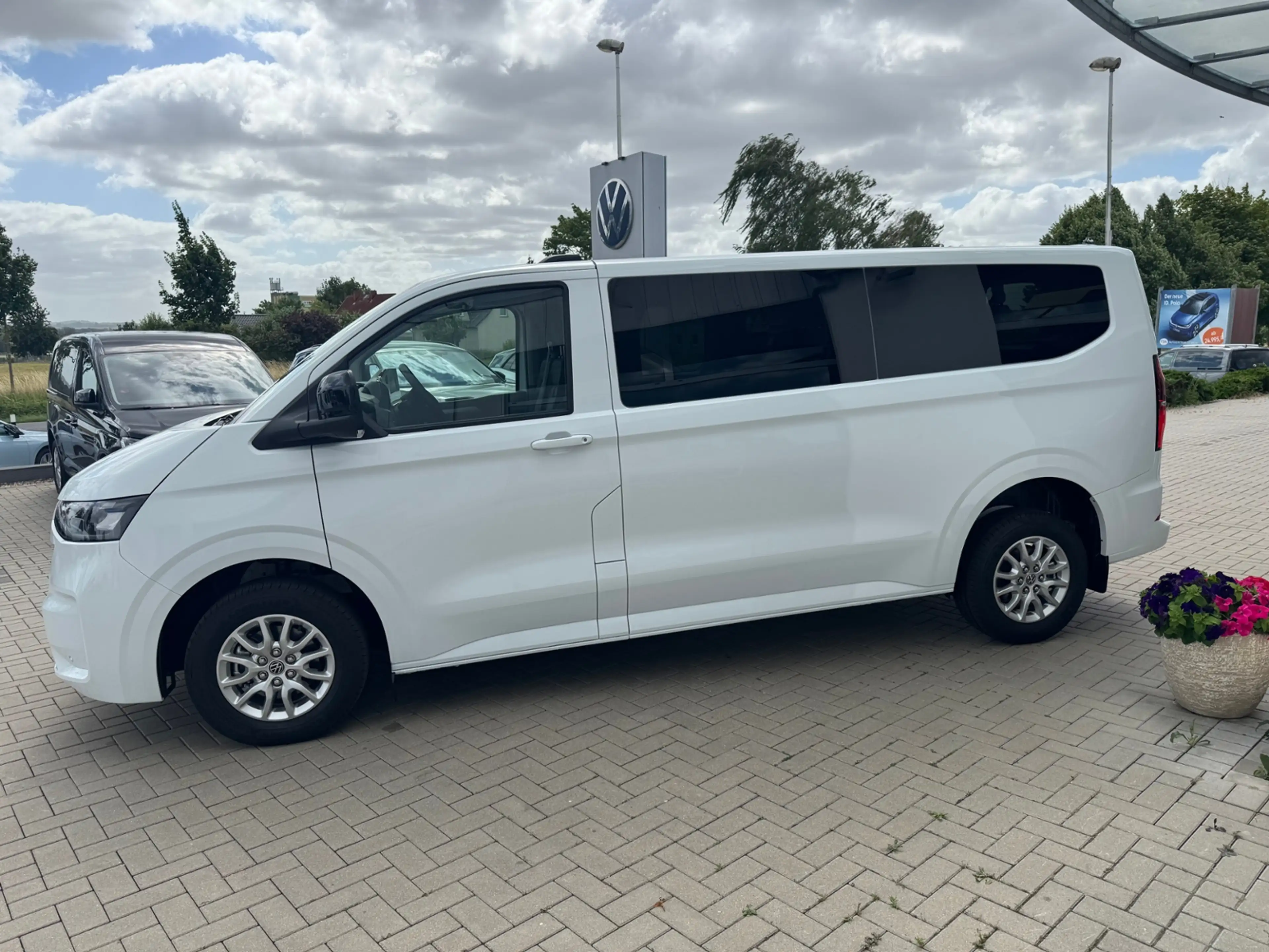 Volkswagen T7 Caravelle Caravelle Life 2,0 l TDI 110 kW LR AT LED+NAV — photo 4