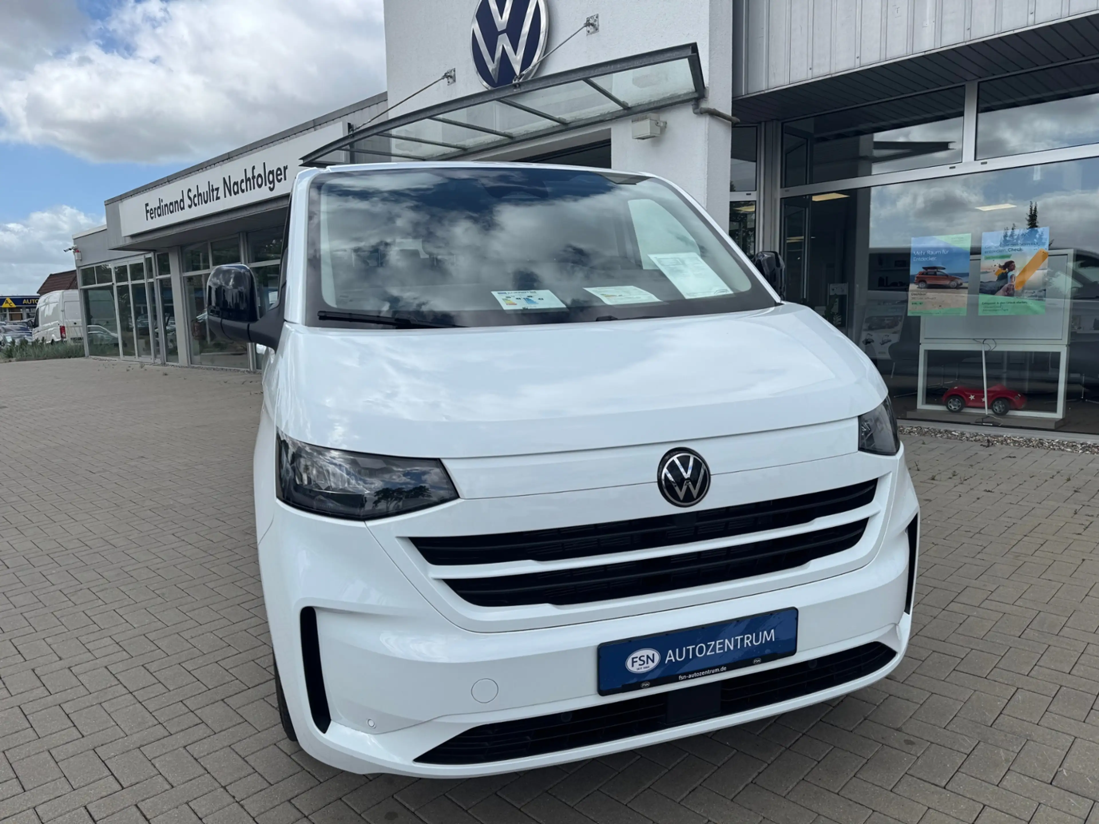 Volkswagen T7 Caravelle Caravelle Life 2,0 l TDI 110 kW LR AT LED+NAV — photo 2