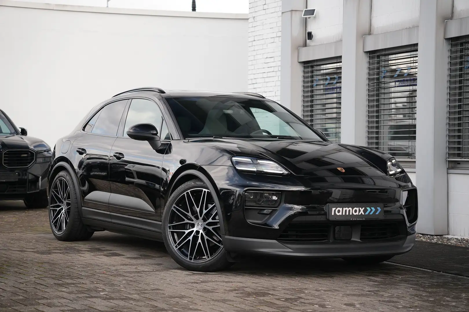 Porsche Macan 4 Electric ACC-LUFTF-PANO-BOSE-22"RS-LEDER KREIDE Noir - 1
