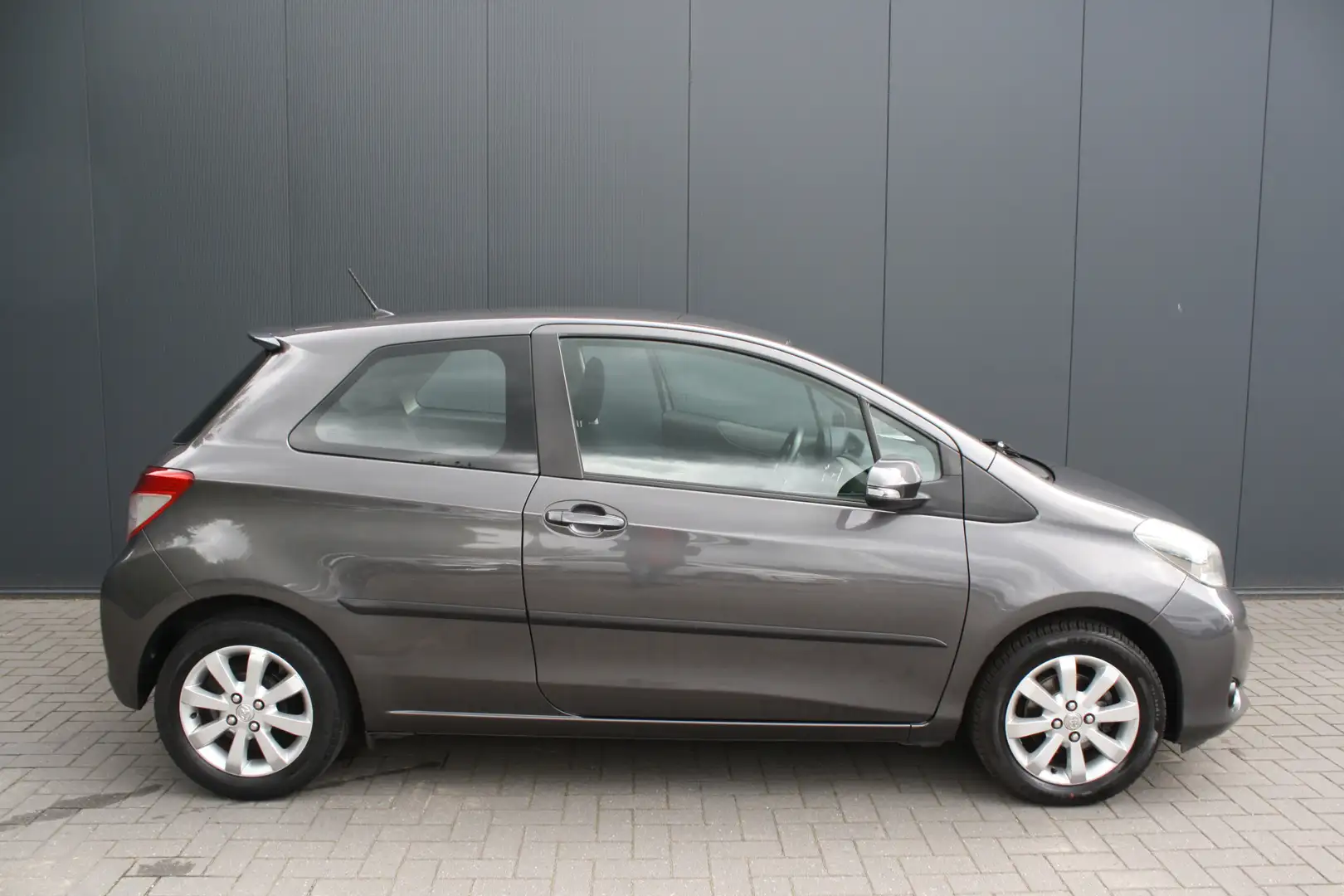 Toyota Yaris 1.0 VVT-i Aspiration - NAVIGATIE - CAMERA - AIRCO Gris - 2