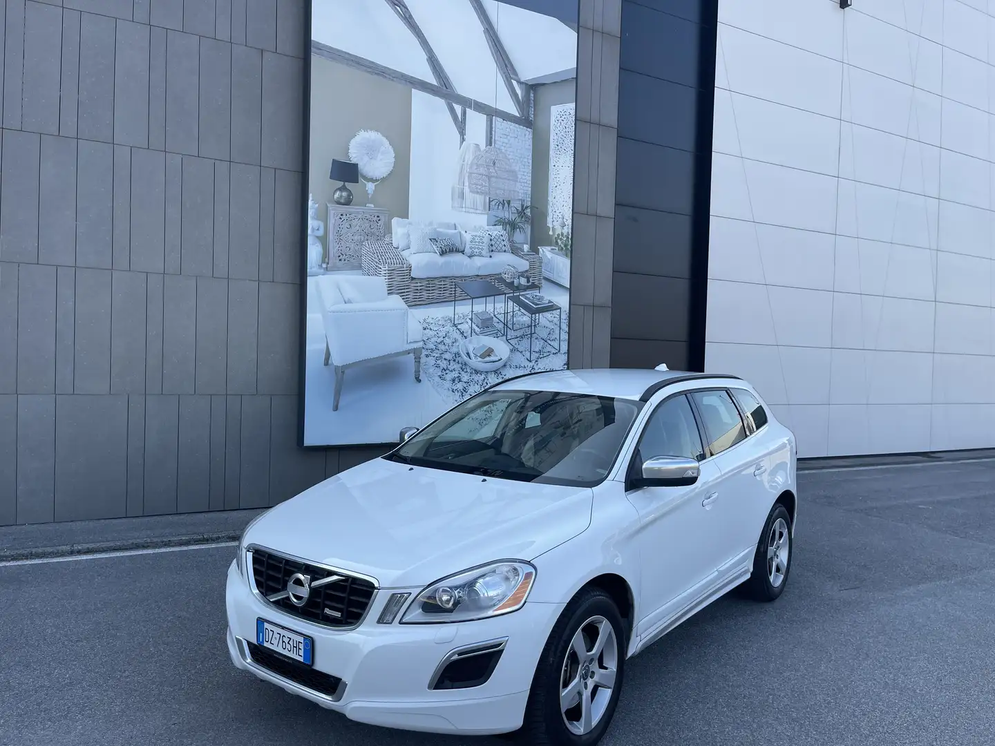 Volvo XC60 2.4d R-design fwd 175cv Blanc - 1