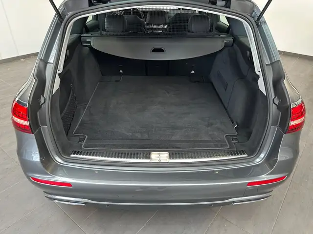 Mercedes-Benz 220 view 6