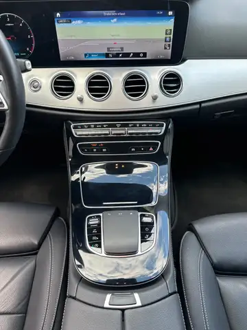 Mercedes-Benz 220 view 13