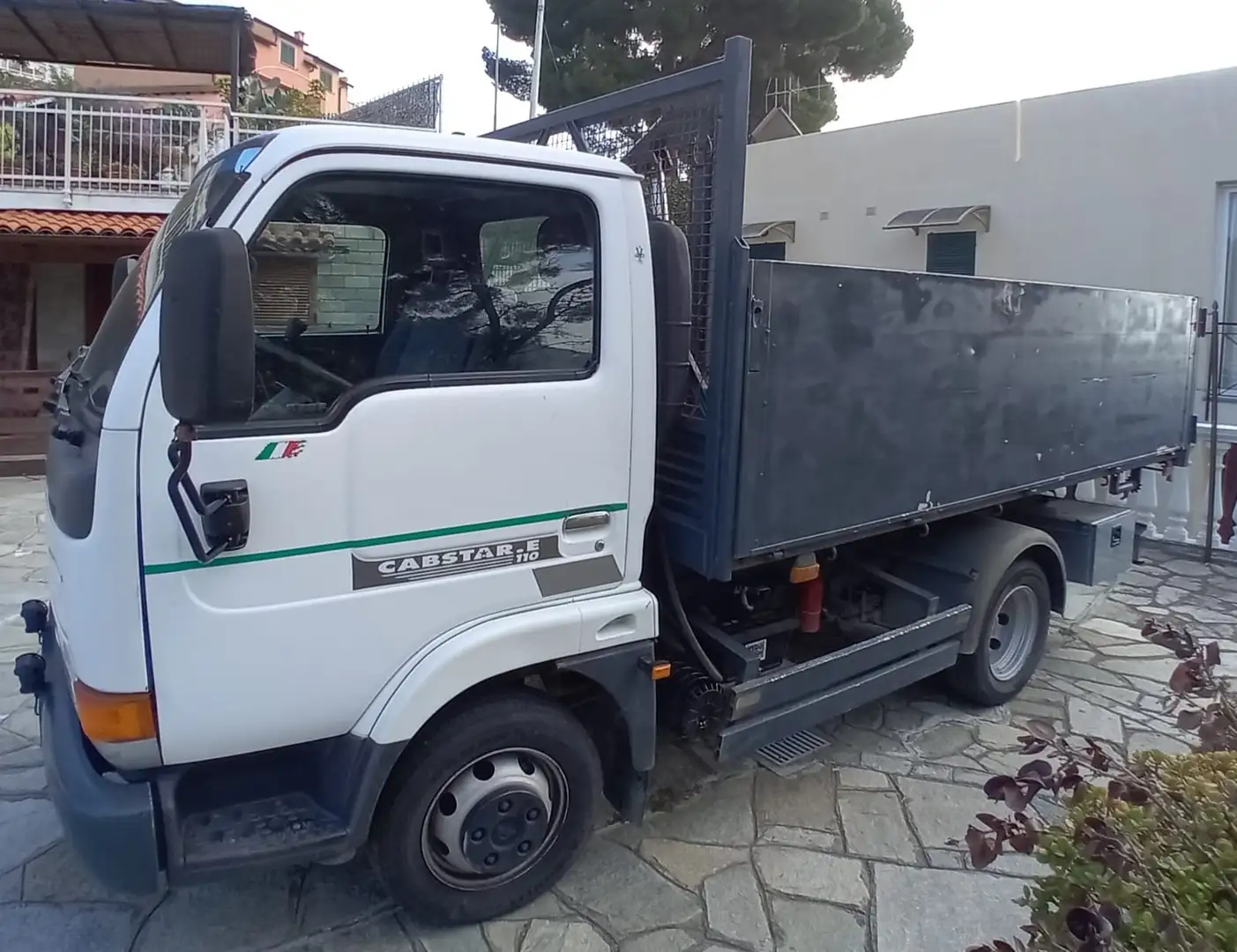 Nissan Cabstar con gru - 1