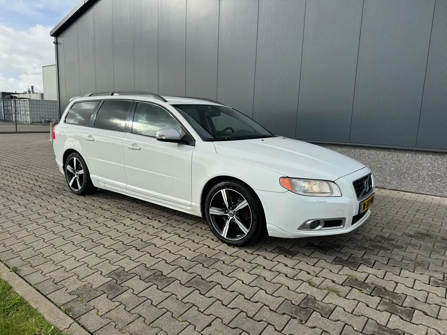 Volvo V70 2.5 FT AUT. R-Design Wit - 1