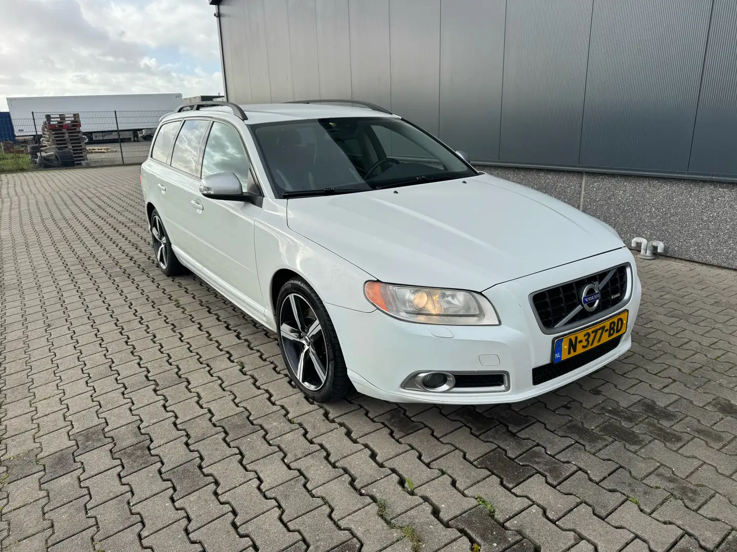 Volvo V70 2.5 FT AUT. R-Design Wit - 2