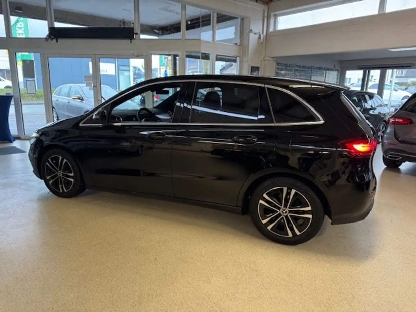 Mercedes-Benz B 180 +Fondsitze längs verstellbar+Progressive Line Adv Schwarz - 2