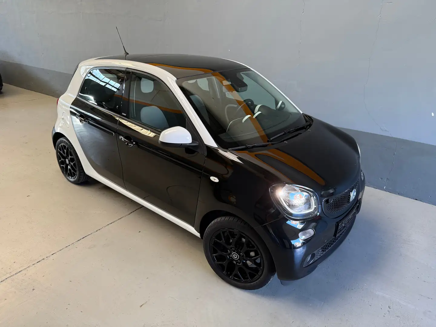 smart forFour PASSION SPORTPAKET LED SHZ PDC PANORAMA NAVI MEDIA Zwart - 1