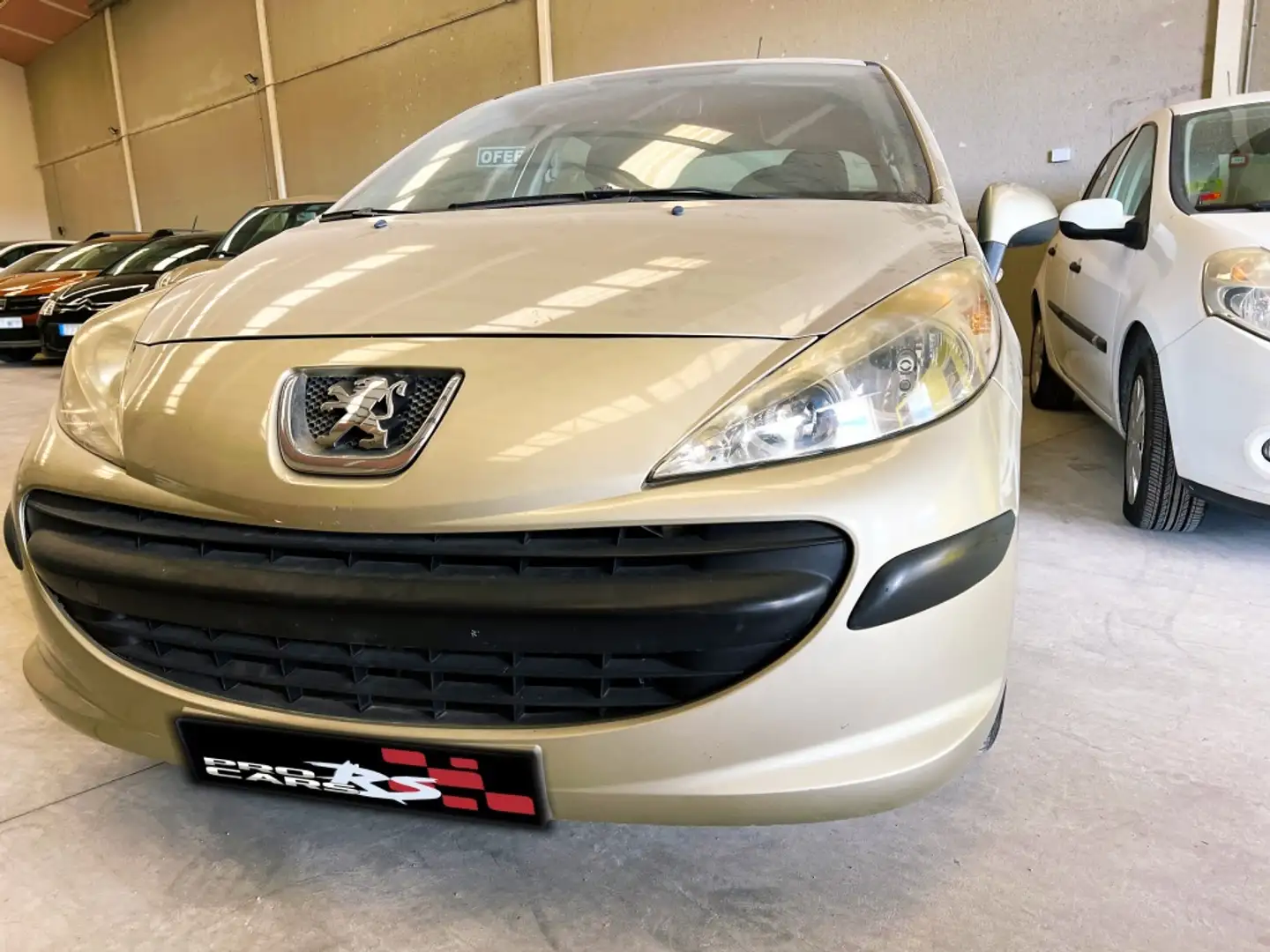 Peugeot 207 1.4HDI Confort Silber - 2