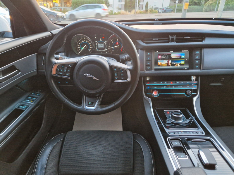 Jaguar XF 20d 180PS R-Sport Sportbrake Automatik — photo 18