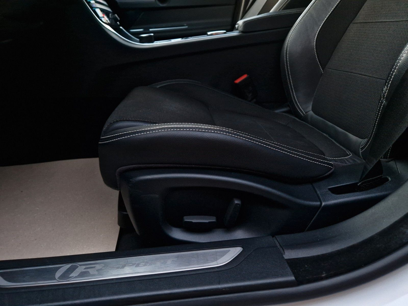 Jaguar XF 20d 180PS R-Sport Sportbrake Automatik — photo 11
