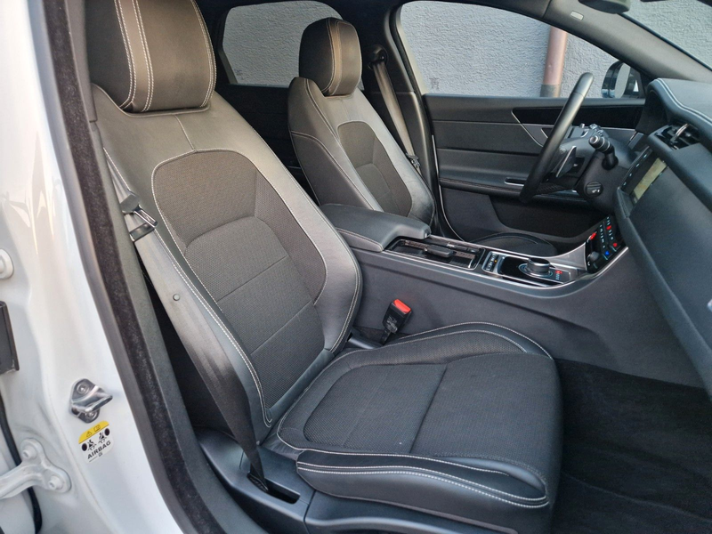 Jaguar XF 20d 180PS R-Sport Sportbrake Automatik — photo 14